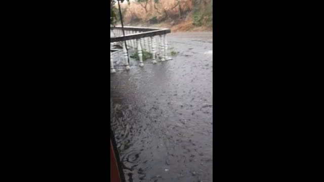 "Моята новина": Наводнение заради отворен мръсен канал пред дома ми