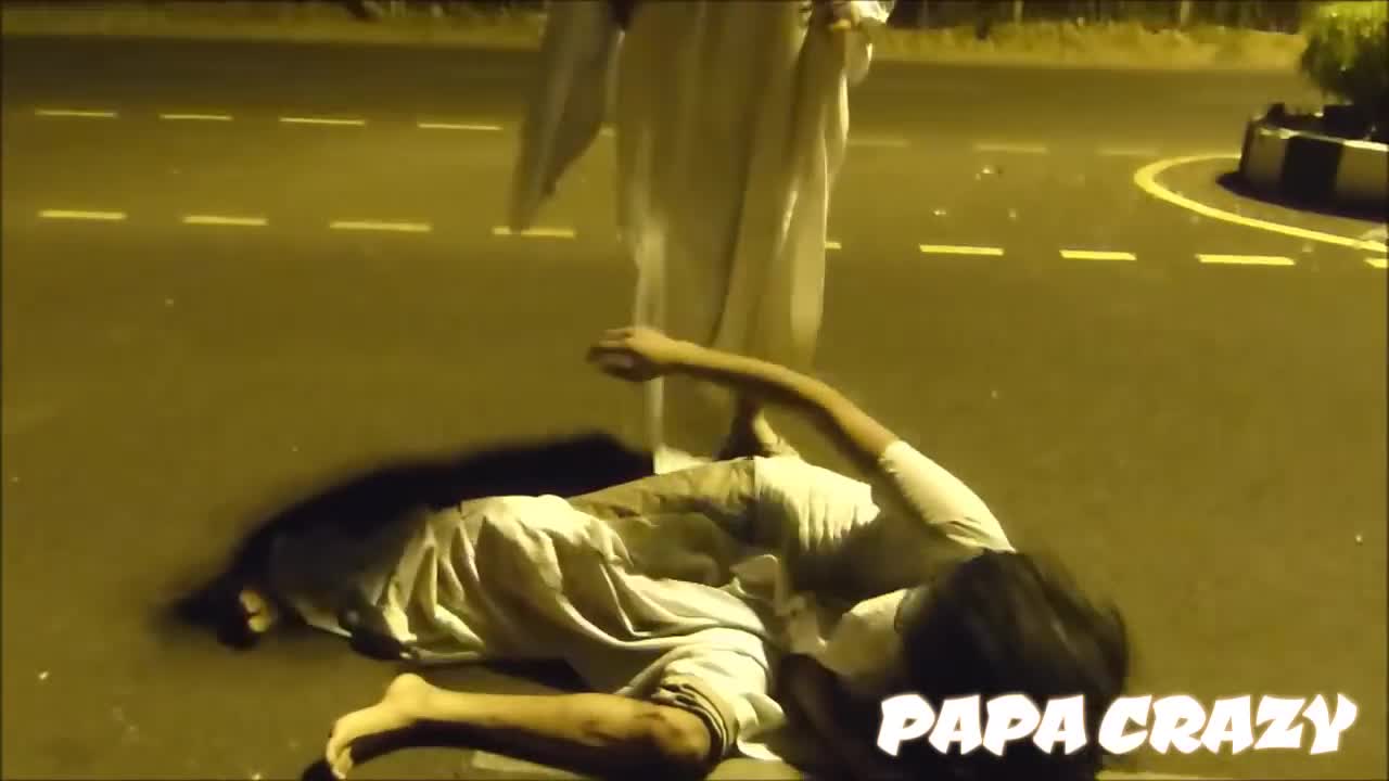 Скрита Камера ! Хора се правят на призраци и плашат шофьорите !