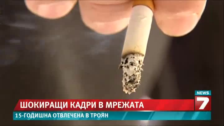 Майка учи децата си да пушат