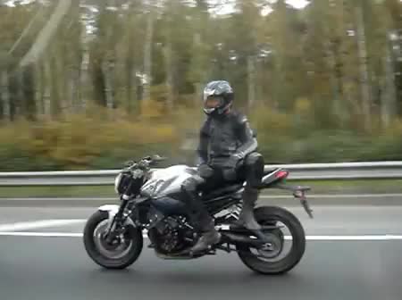 Луд моторист на пътя!