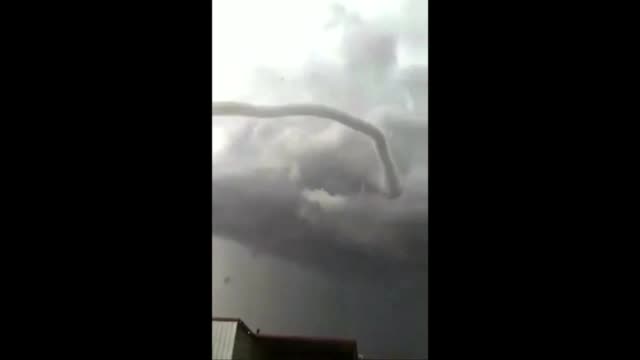 ЗРЕЛИЩНИ КАДРИ: Торнадо в Китай