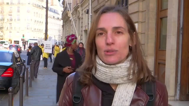 Жени протестират пред посолството на Саудитска Арабия в Париж