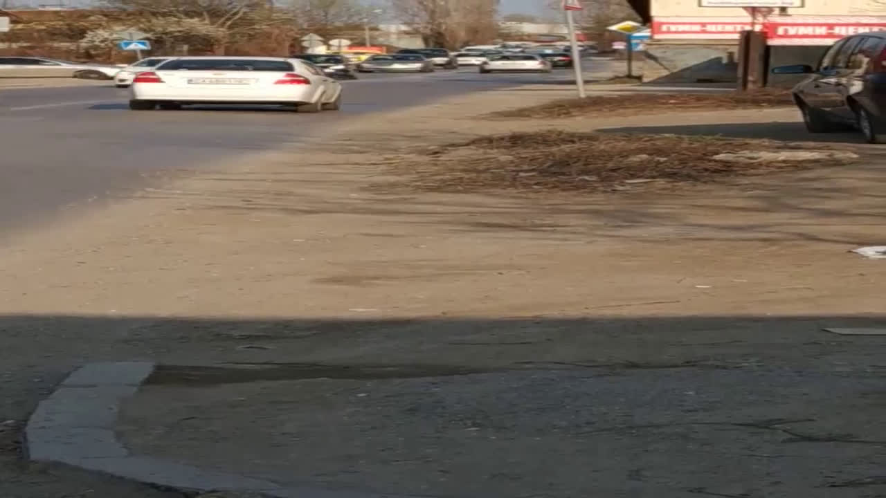 Главна улица без тротоари