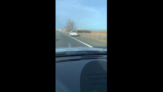 "Моята новина": Полицейски автомобил се движи в аварийната лента