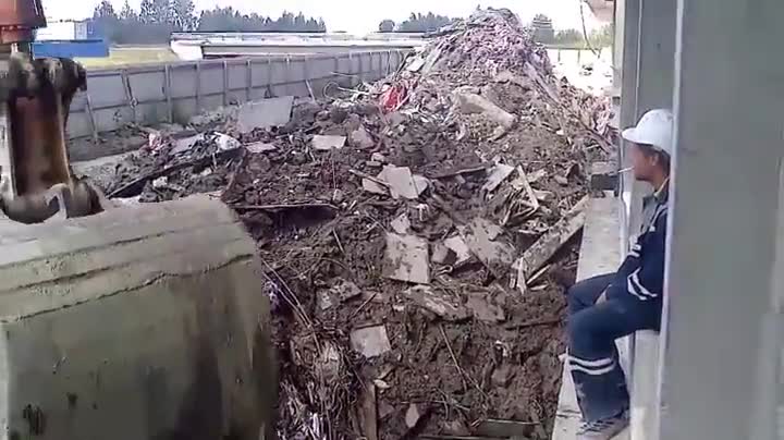 Ето как багерист подава огънче за цигарата на колегата си! Смях