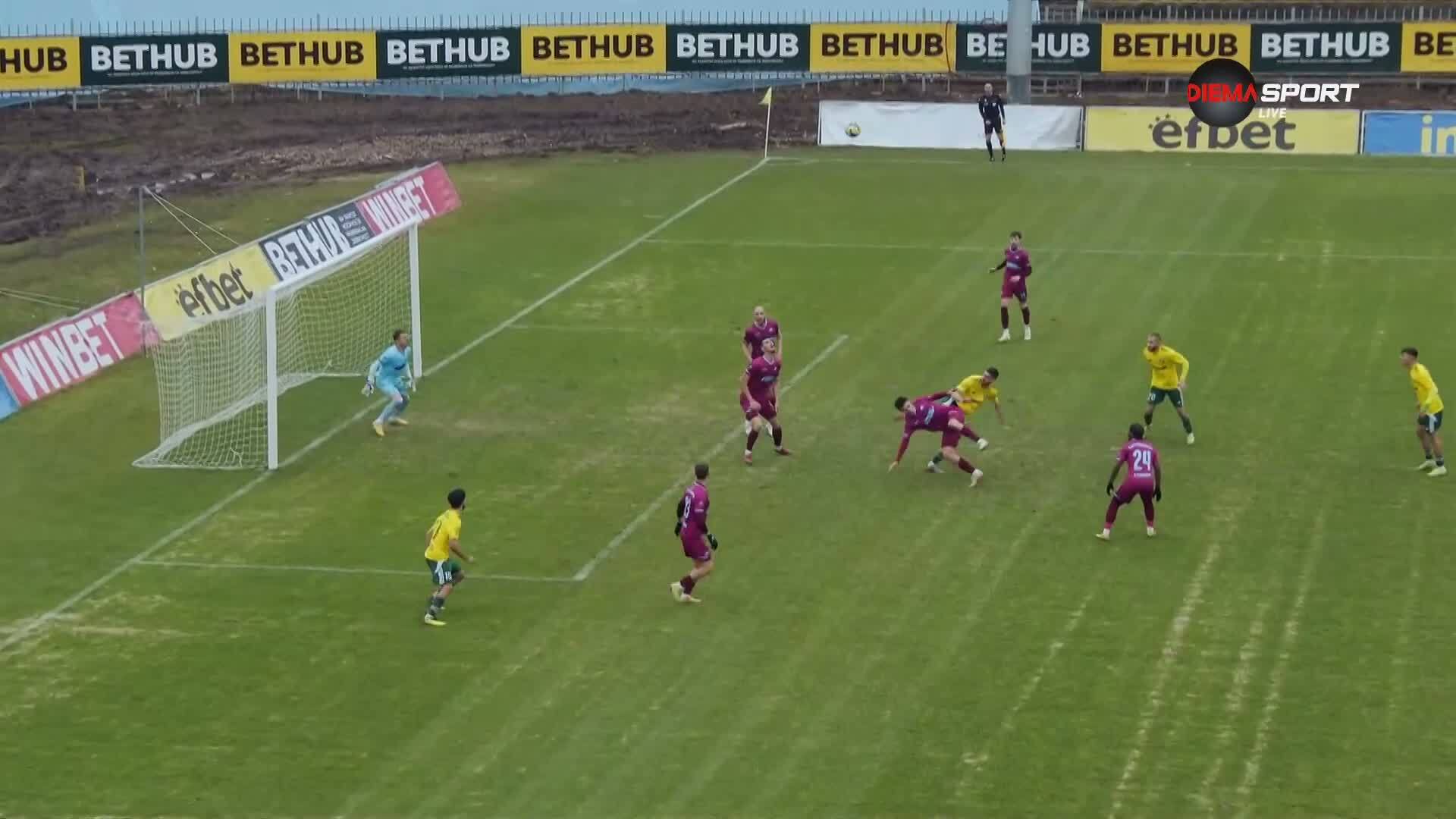 Изстрел на Ивайло Михайлов срещна гредата