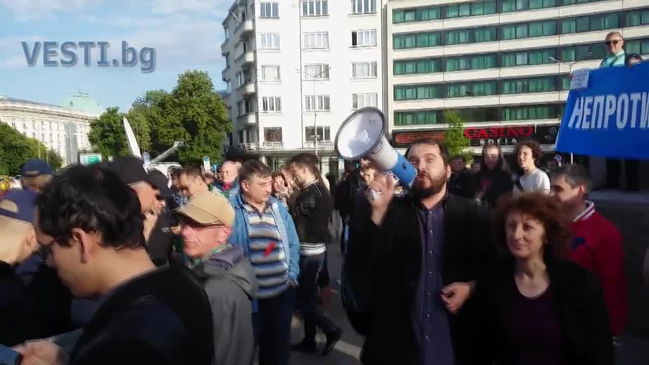 Домати и краставици пред парламента