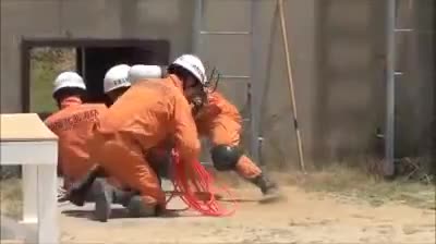 Ето как тренират японските пожарникари за спасяване на човешки живот!