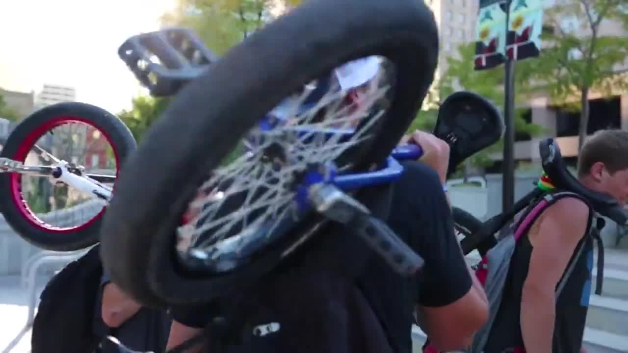 Почувствай адреналина Unicycle Freestyle...