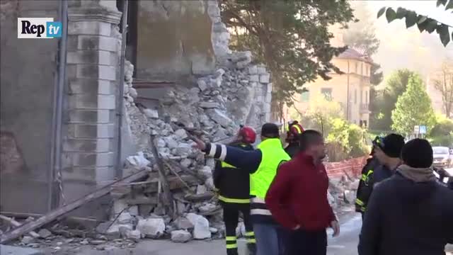 Рухване на сграда след поредното земетресение в Италия