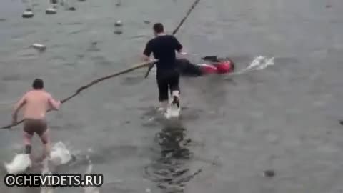 Руснаци ловят риба в река по много щур начин ,смях