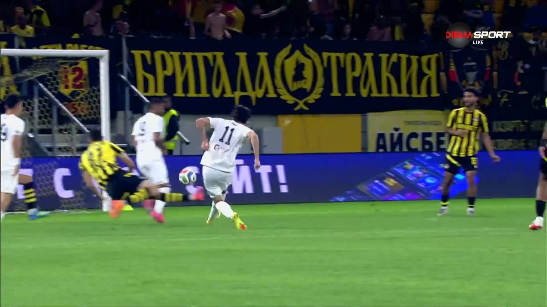 Изстрел на Раян Лейтън срещна гредата