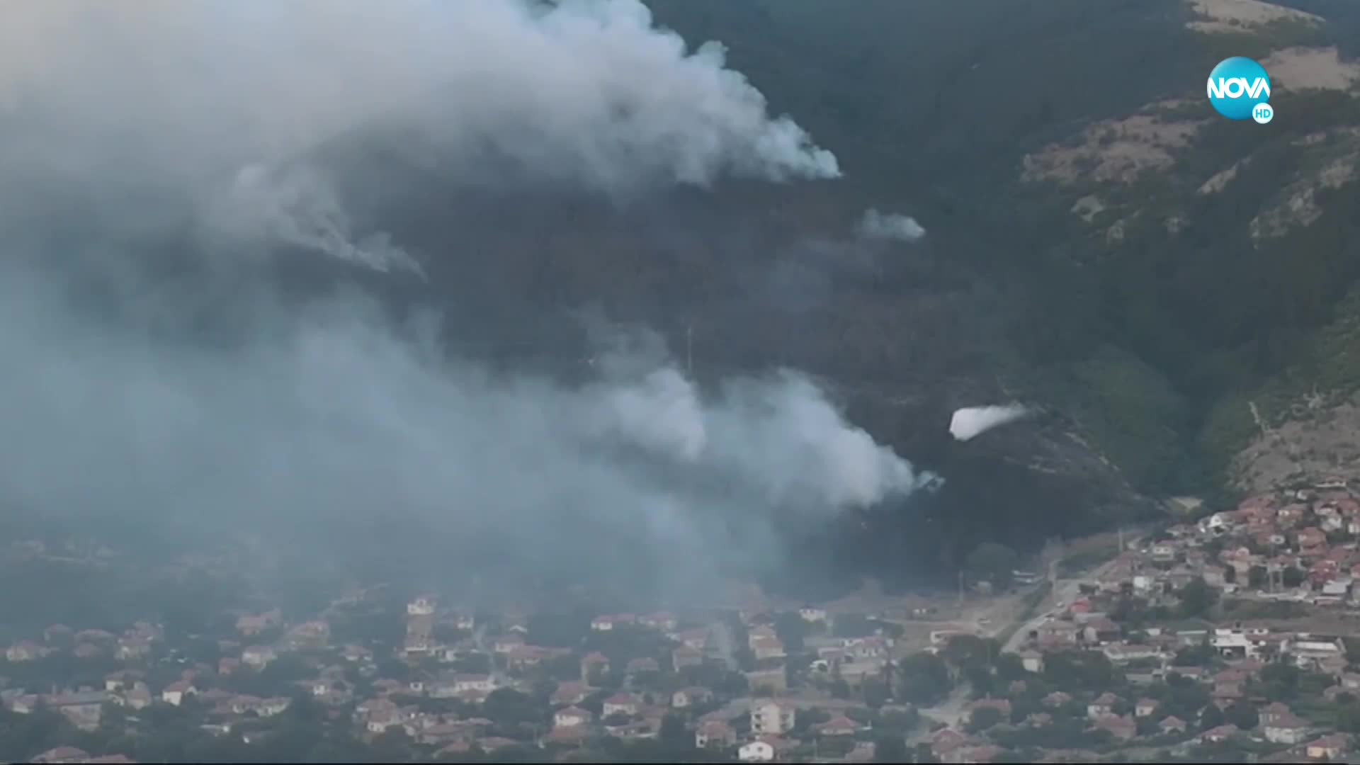 Хеликоптер се включи в гасенето на големия пожар в Твърдица