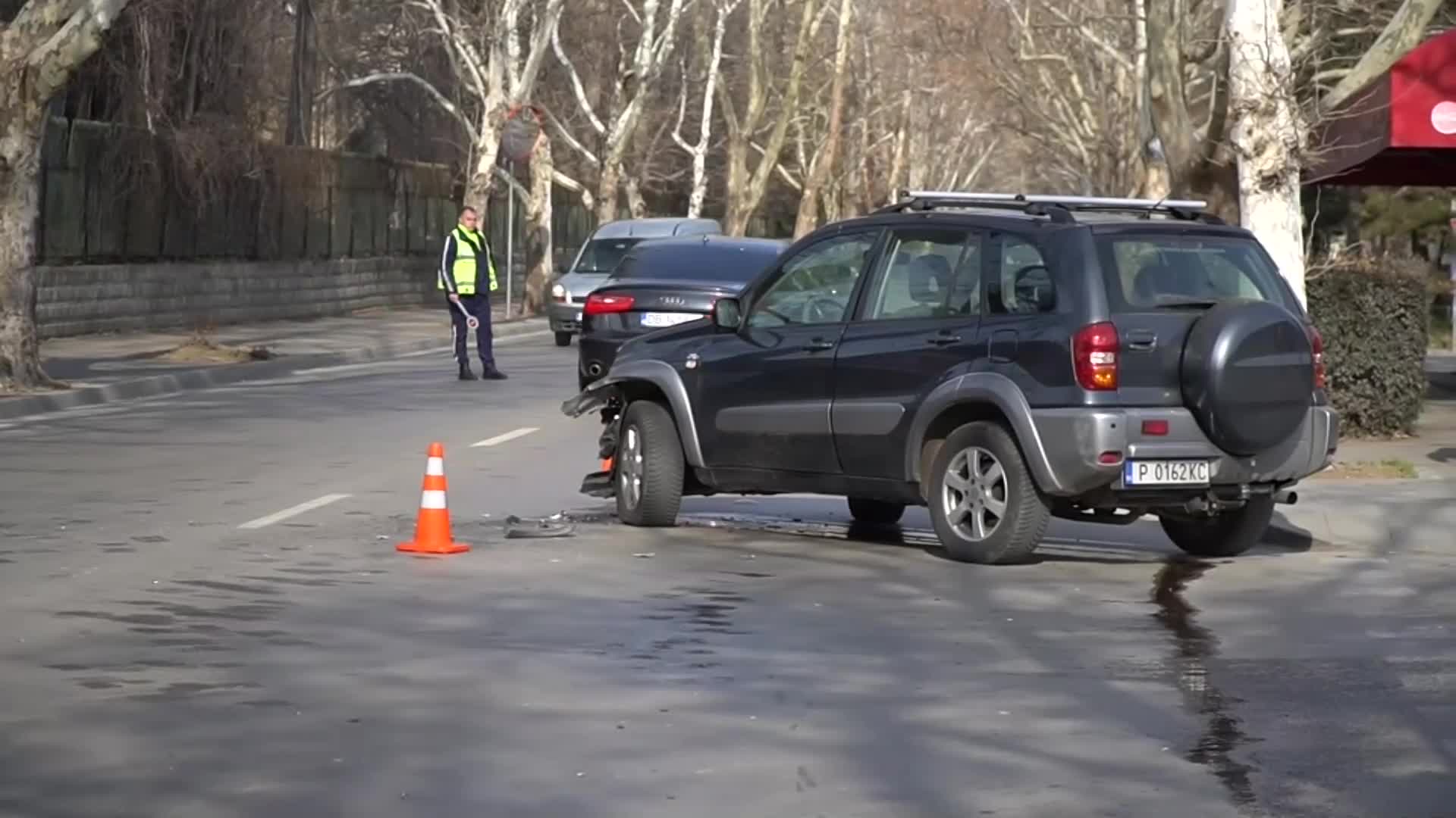 Кола блъсна майка с две деца на тротоар в Русе