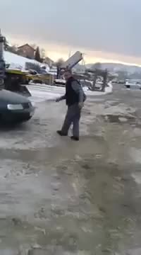 На този човек му сложиха пиратка в джоба, докато говореше по телефона.