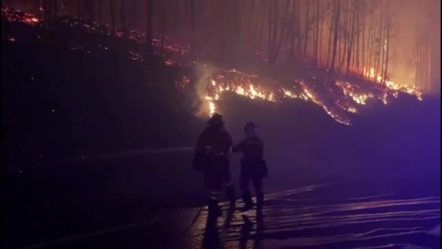 Голям пожар бушува близо до къщи в Северозападна Испания