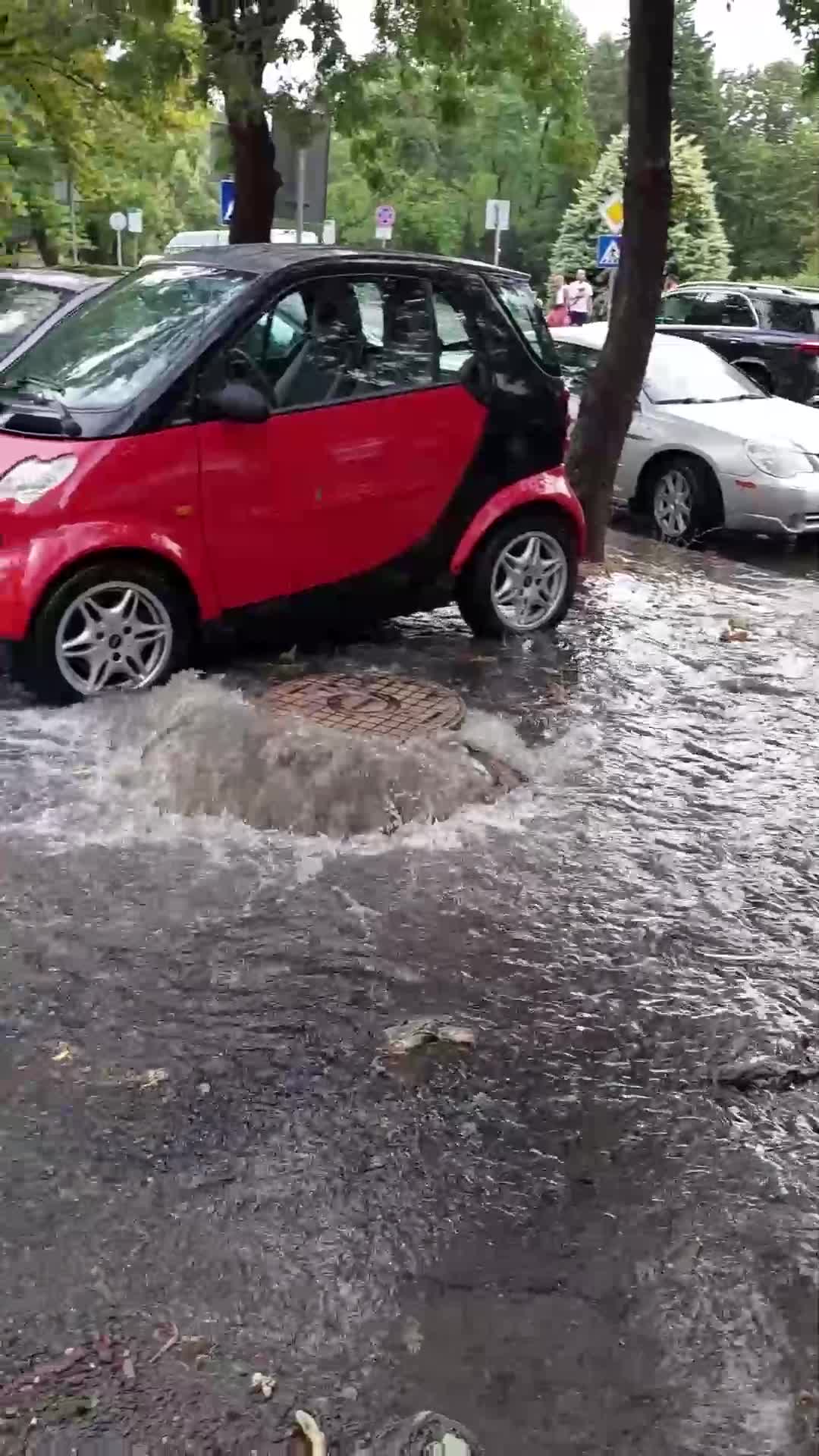 Вода извира от шахта в Бургас