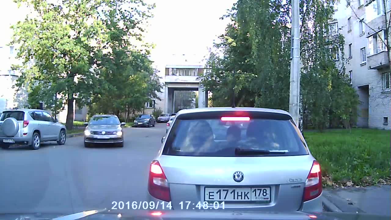 Какво засне регистратора докато не беше в колата .