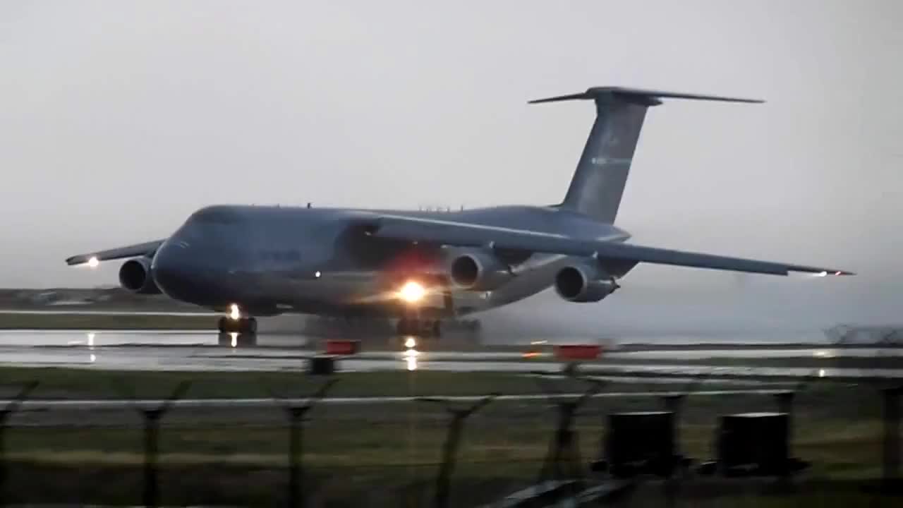 Излитане На Самолет C5 Galaxy От Наводнена Писта