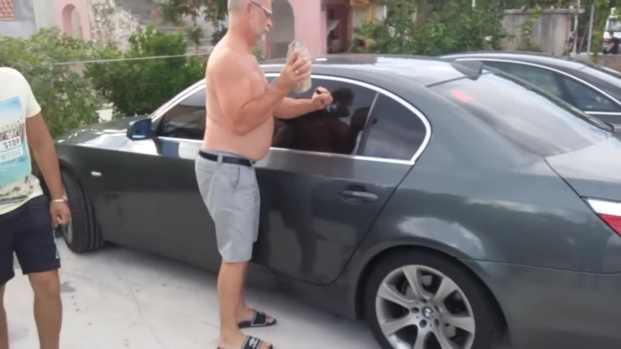 Момчета се опитват да счупят стъкло на Bmw
