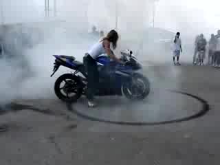 готина мацка върти гуми
