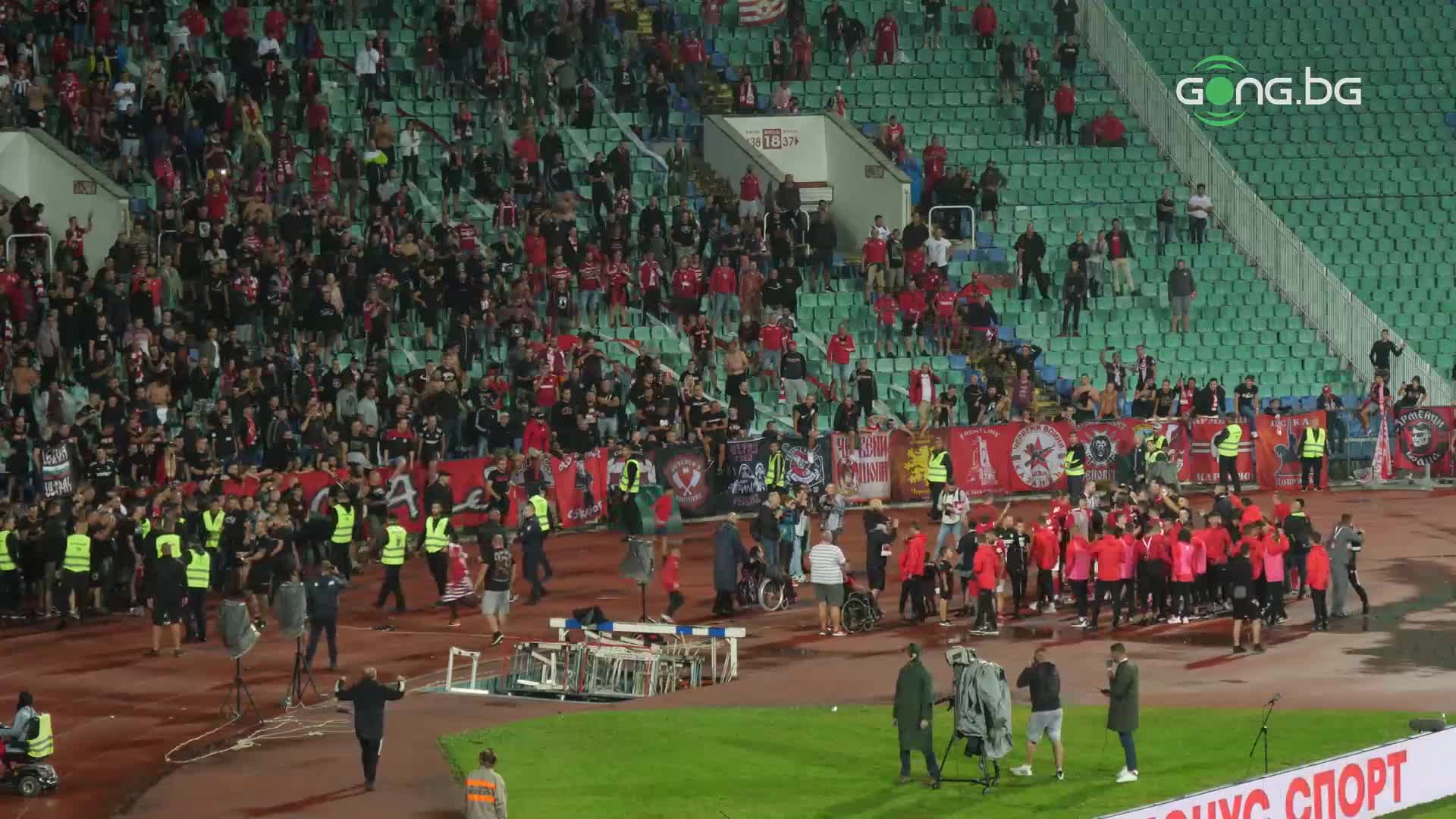 Играчите на ЦСКА празнуват с феновете след "червения" триумф