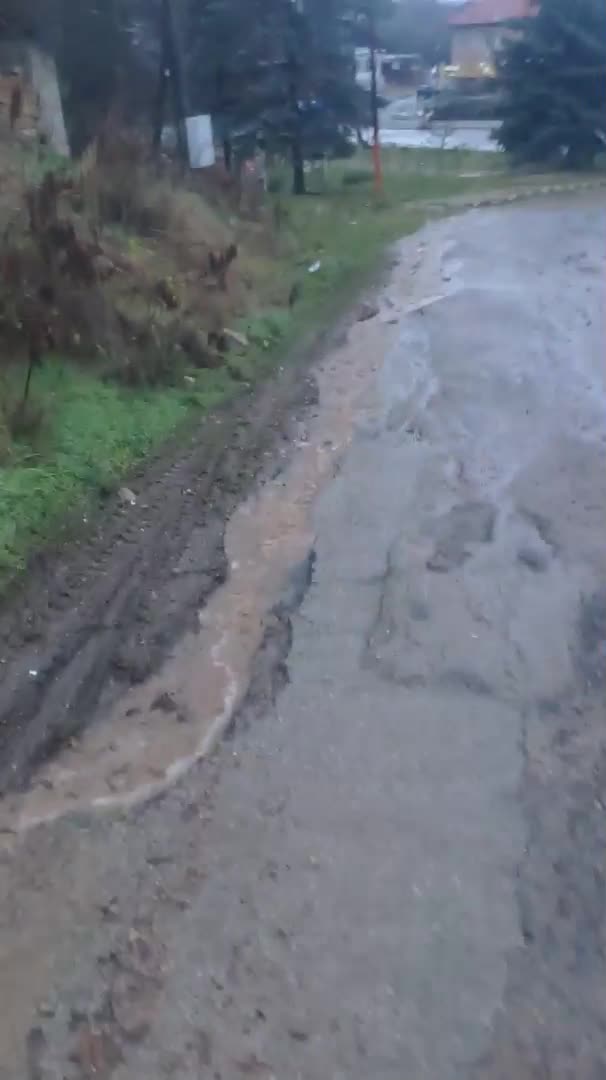 От "Моята новина": 30-годишен "водопад" в центъра на село Извор