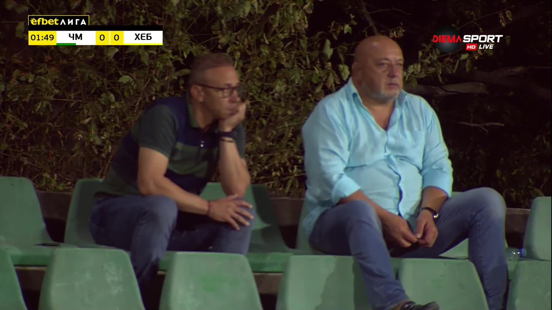 Наказаният Илиан Илиев гледа в компанията на Красен Кралев