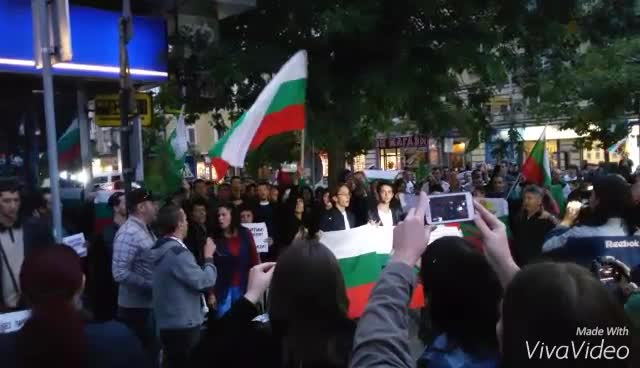 Кой уши байрака пред централата на ДПС