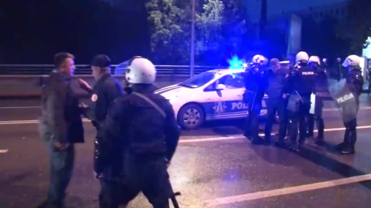Полицията атакува протестиращите в Подгорица, има пострадали