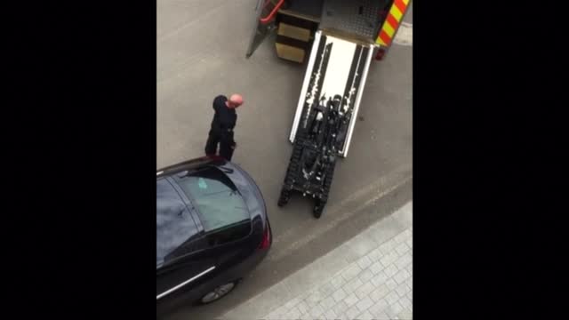 Контролирана експлозия до бъдещото американското посолство в Лондон