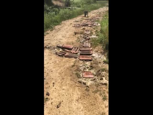 Път с подръчни материали в с. Винище
