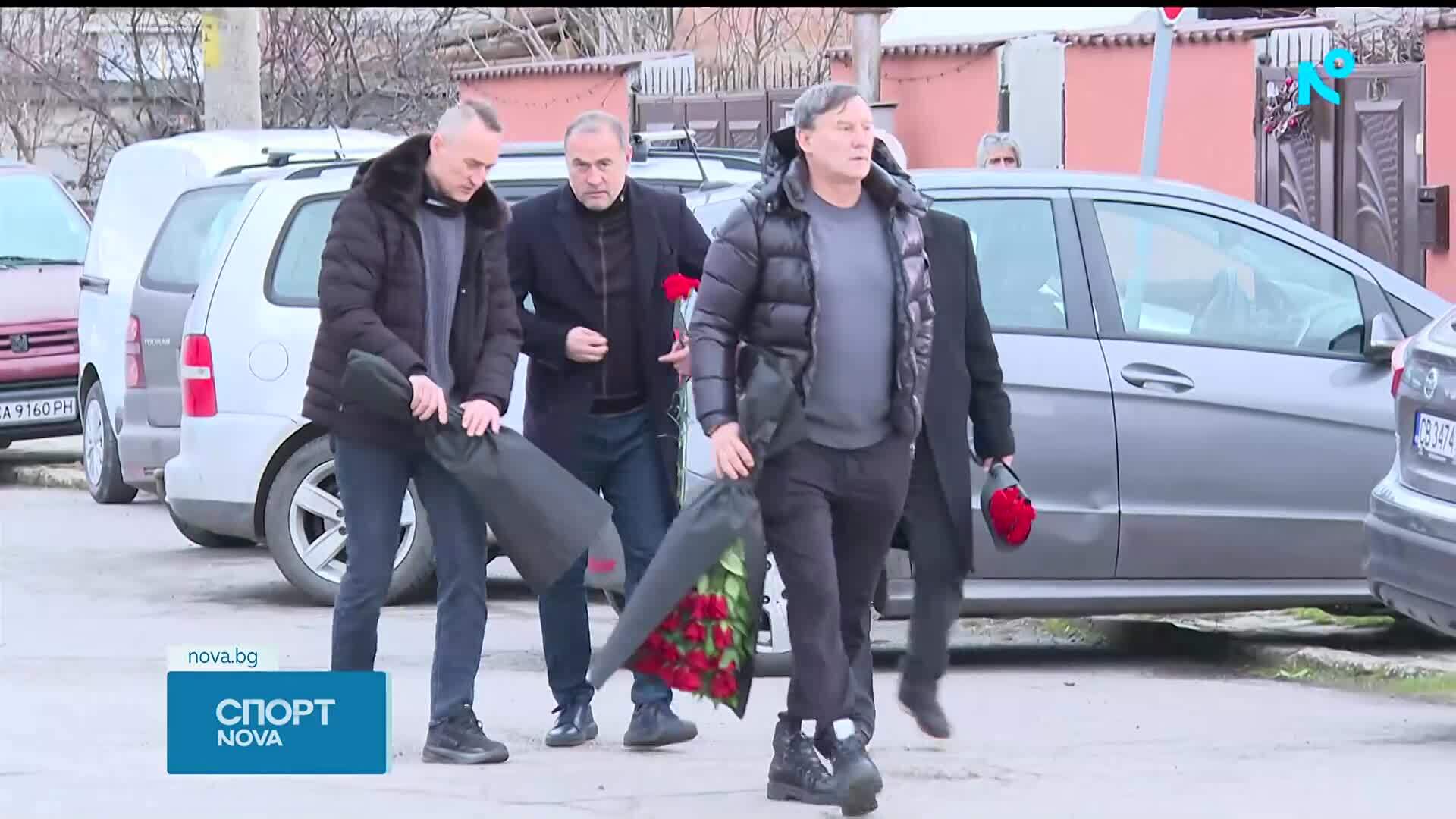 Стотици изпратиха Димитър Пенев в родното му място