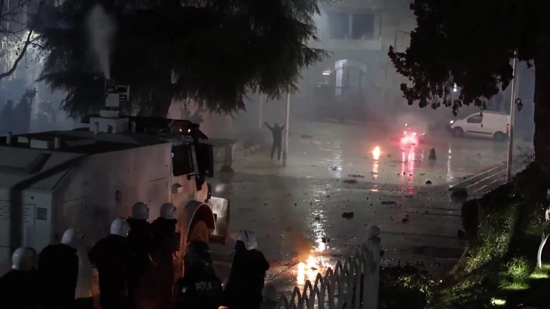 Ранени протестиращи и полицаи при сблъсъци в Тирана