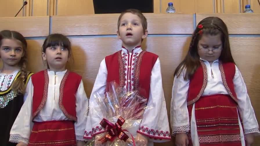 Деца раздадоха мартеници на столичните общинари