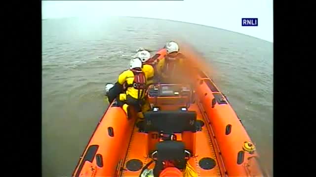 ВОДЕН КАПАН: Жена се покатери върху колата си, за да не се удави
