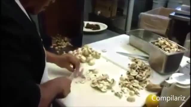 Готвачи режат зеленчуци като машини!