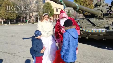 Дядо Коледа и Снежанка пристигнаха в Сливен с танк