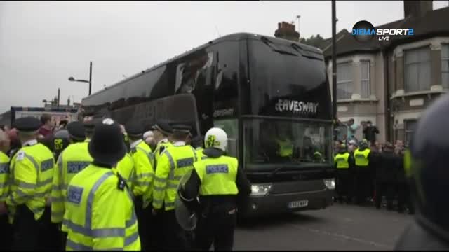 Манчестър Юнайтед пристигна на "Ъптън Парк" след порой от бутилки