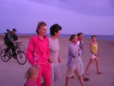 Гледайте какво им се случи на тези нищо неподозиращи хорица!