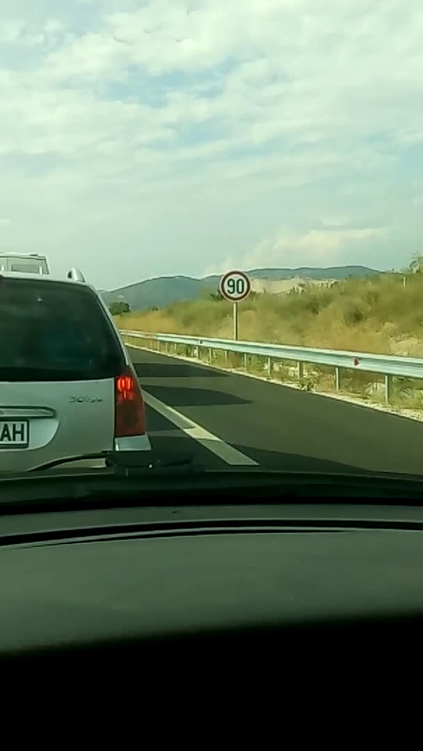 Каране в аварийната лента
