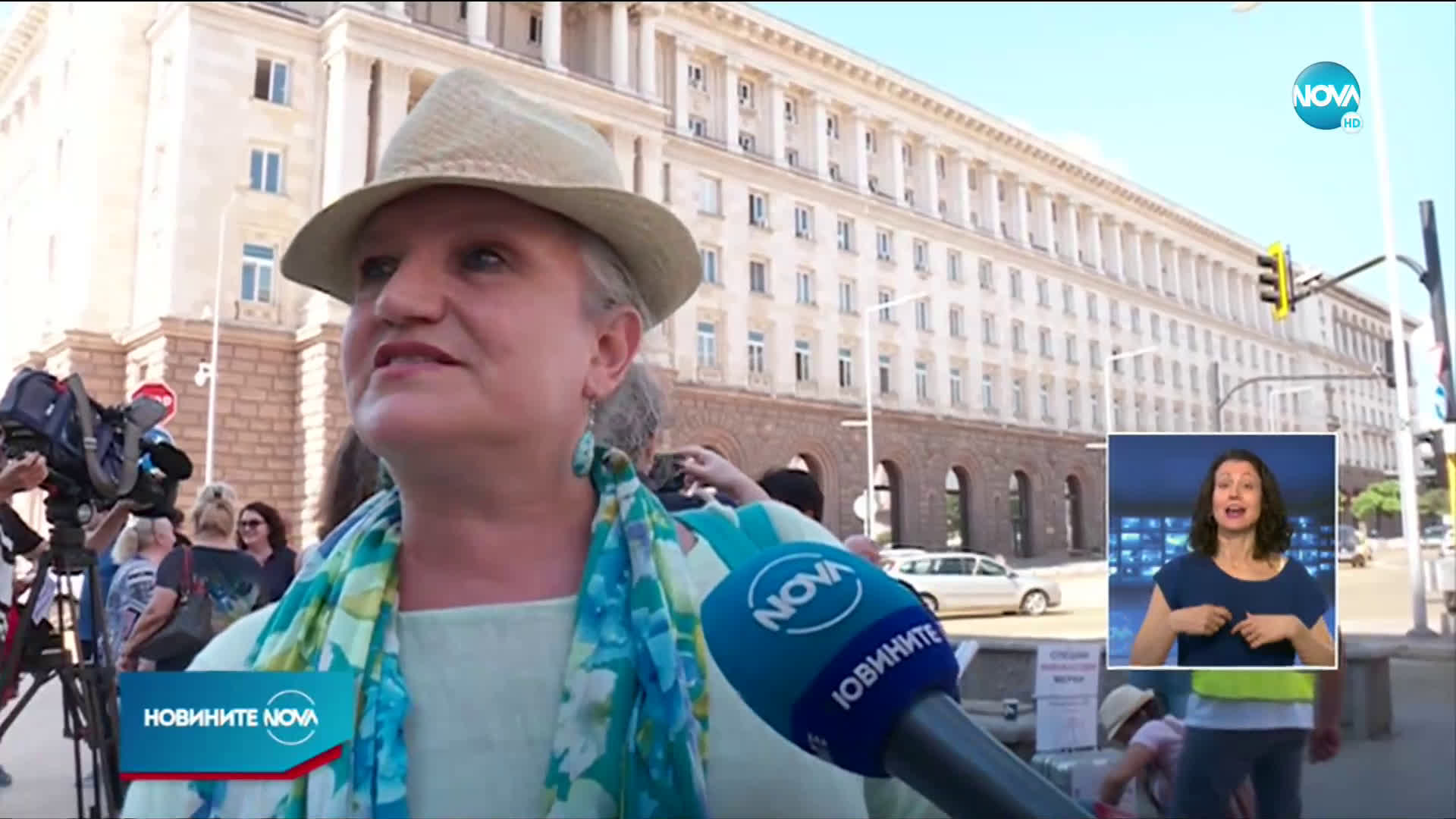 Марияна Николова се срещна с протестиращите туроператори