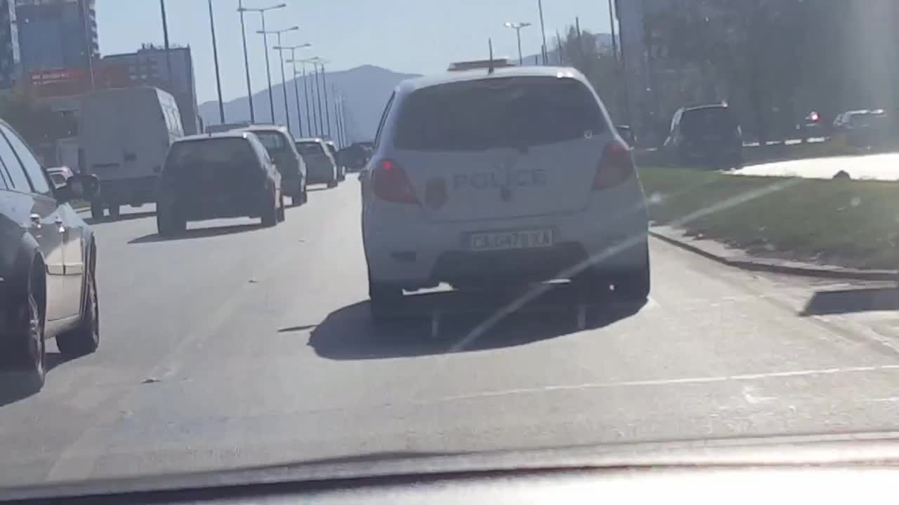 Полицейски автомобил в бус лентата