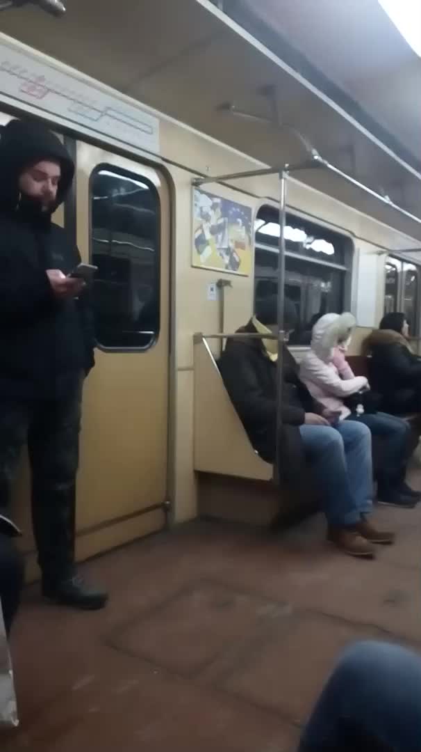 Студ в метрото в София