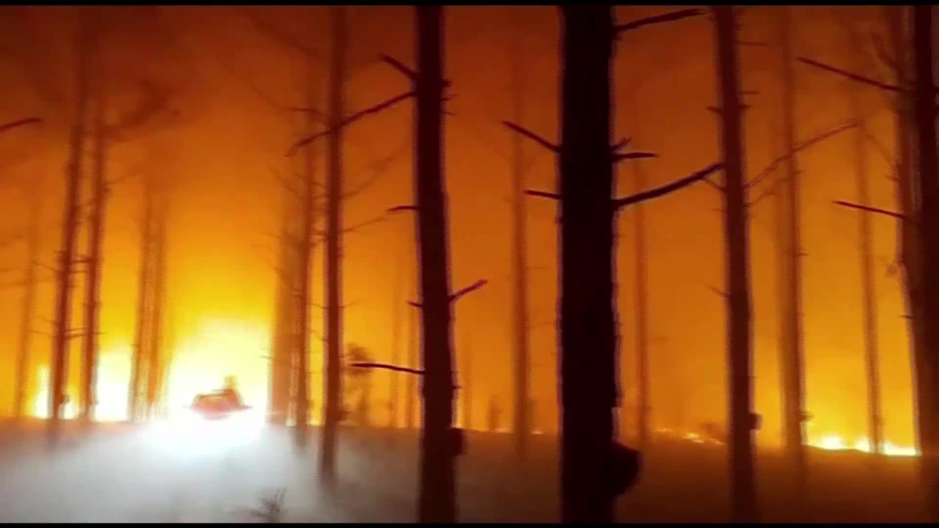 Огромен пожар оцвети небето над Аржентина в оранжево (ВИДЕО)