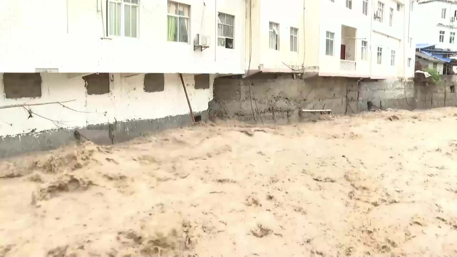 Порои и наводнения в Югозападен Китай взеха десетки жертви