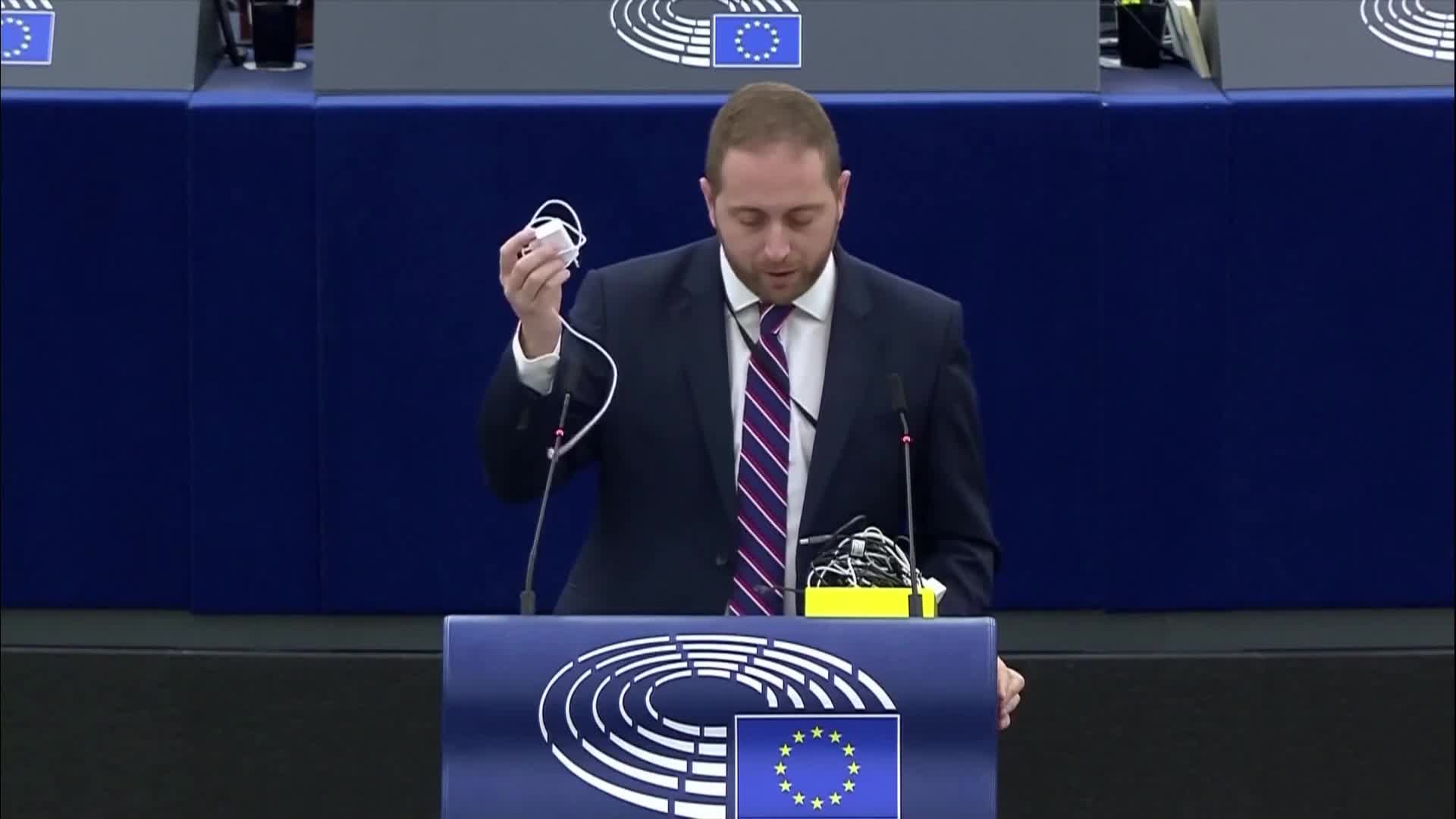 ЕС прие закон за единно зарядно за всички смартфони (ВИДЕО)