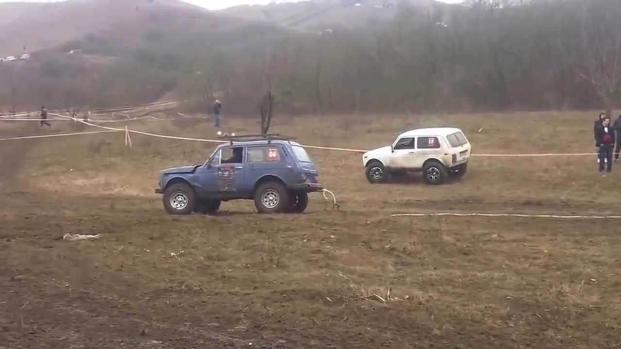 Опит за теглене на джип от блато