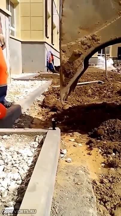 Ето как багерист дава огънче със запалка за цигарата на колегата си