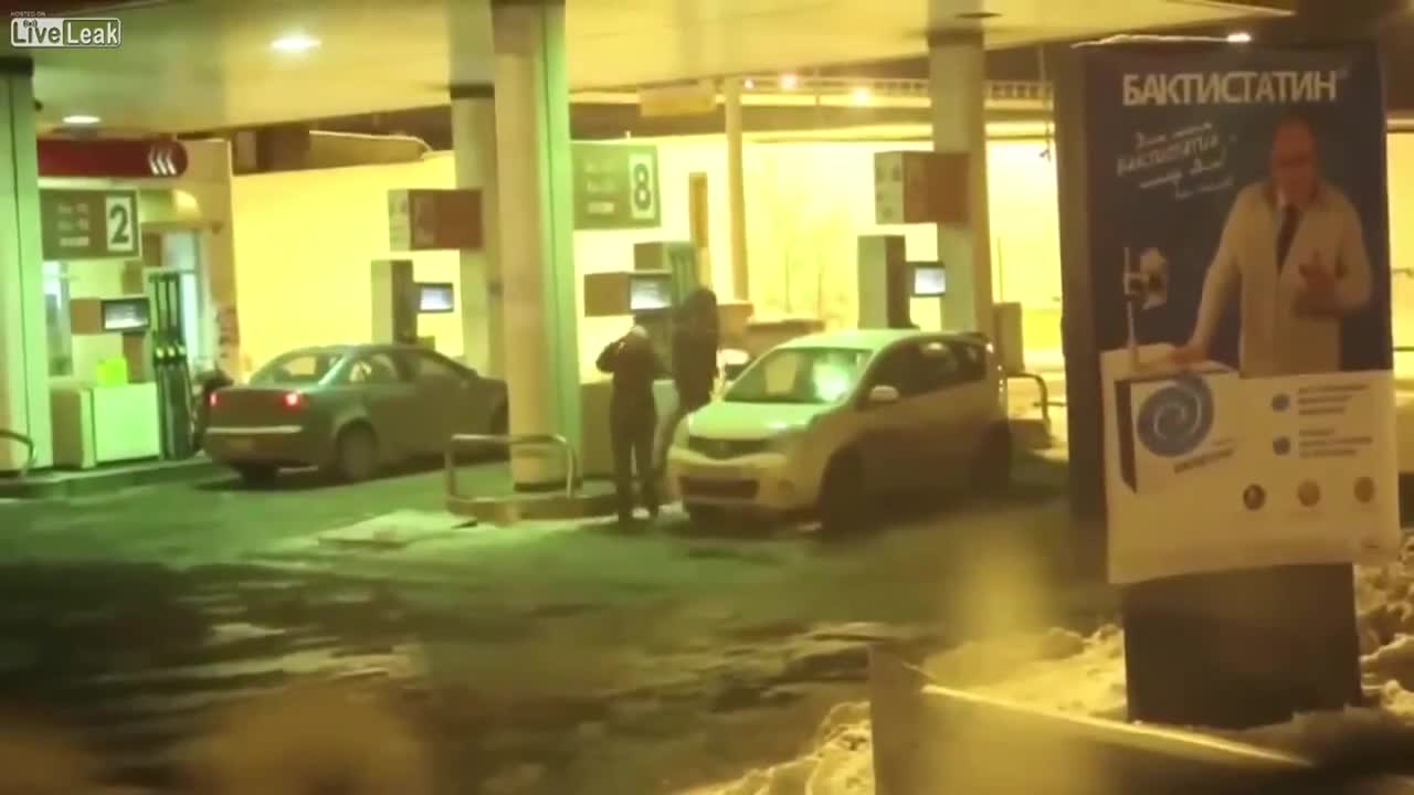 Да си измиеш стъклата с бензин • жена шофьор !
